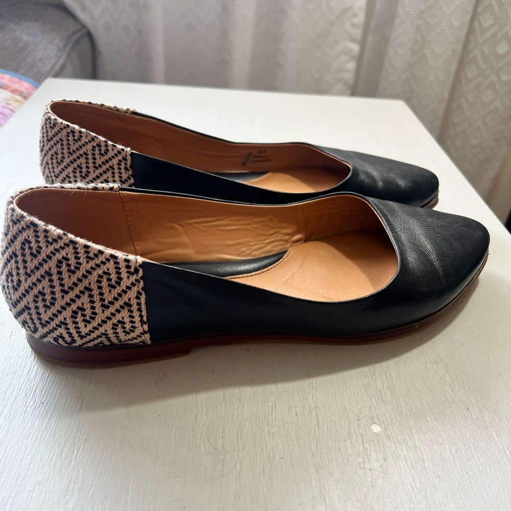 Elegant Black and Tan Women's Flats